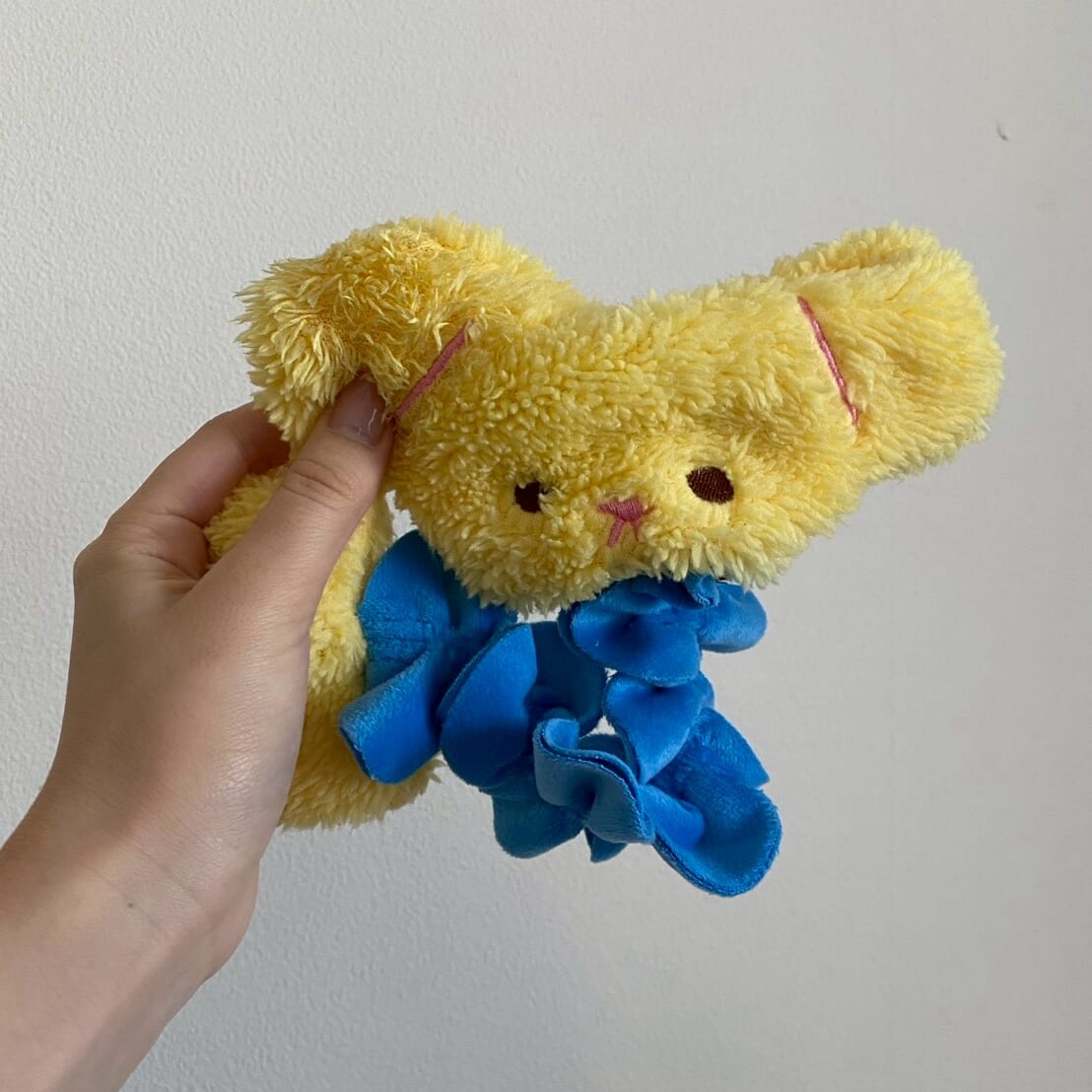 クマモチーフの黄色と青のペットのおもちゃ