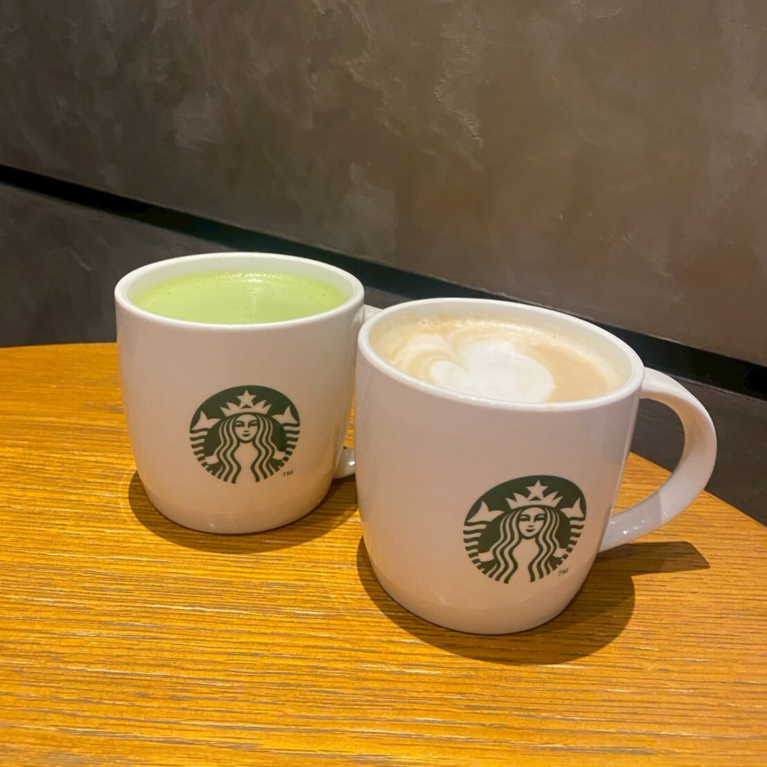 バニララテと友人が頼んだ抹茶ラテ
