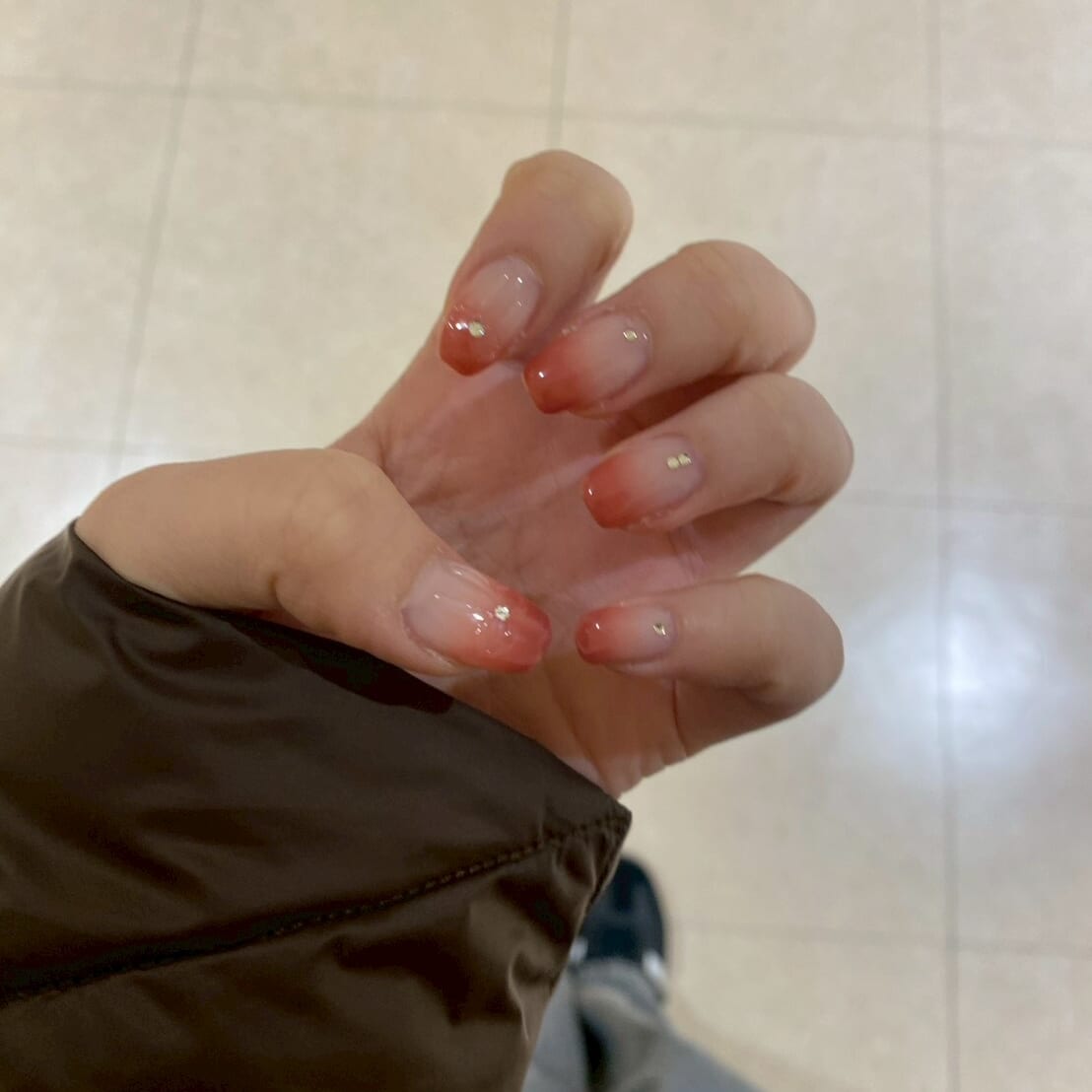 レッドベースのグラデーションネイル