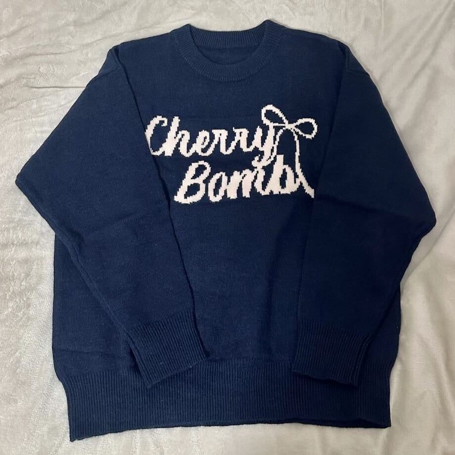 紺色のオーバーサイズニット