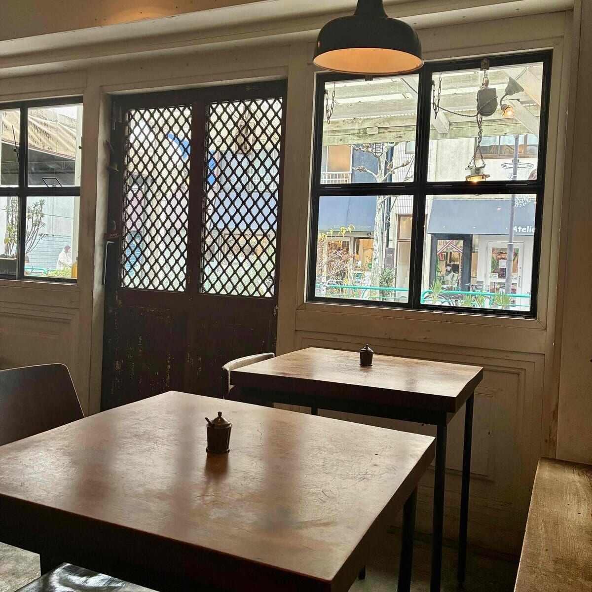 Sajilo Clove（サジロクローブ）の店内　窓