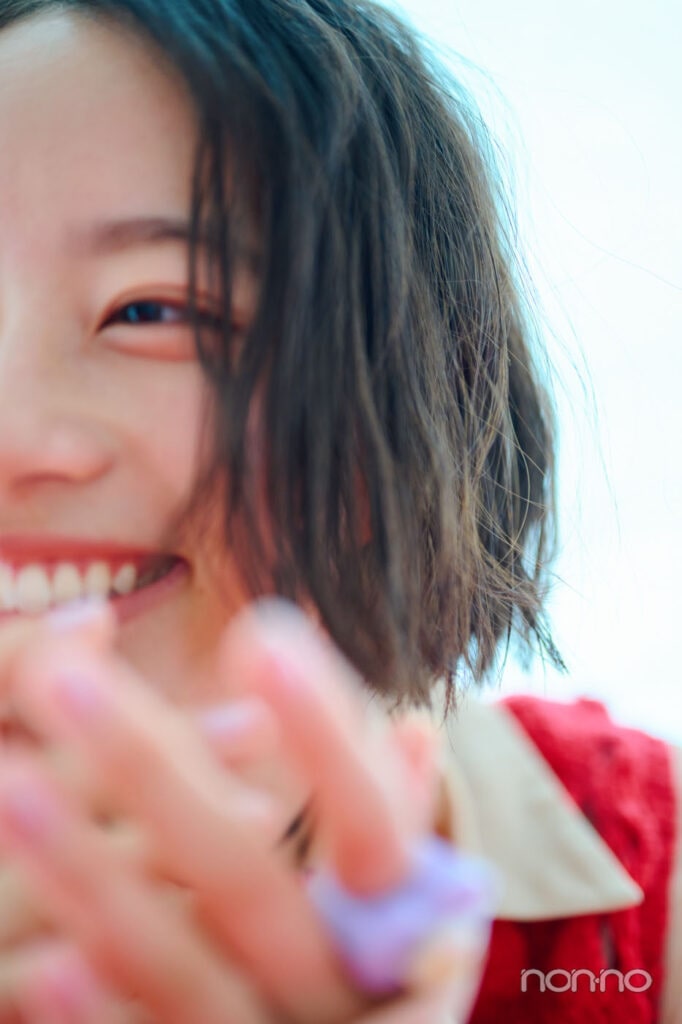 目線を外して笑う池端杏慈のアップ