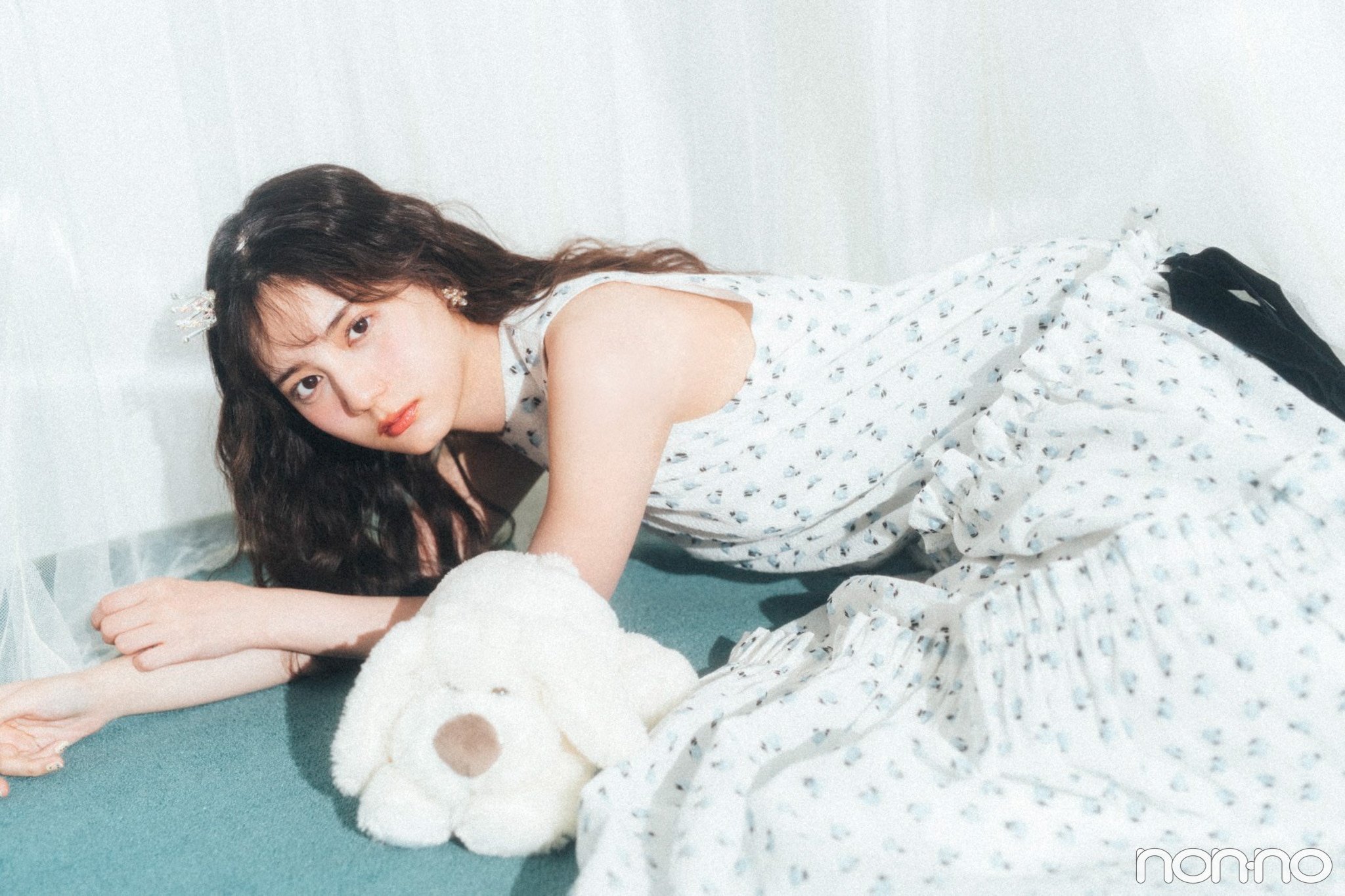 ぬいぐるみに寄り添う小坂菜緒