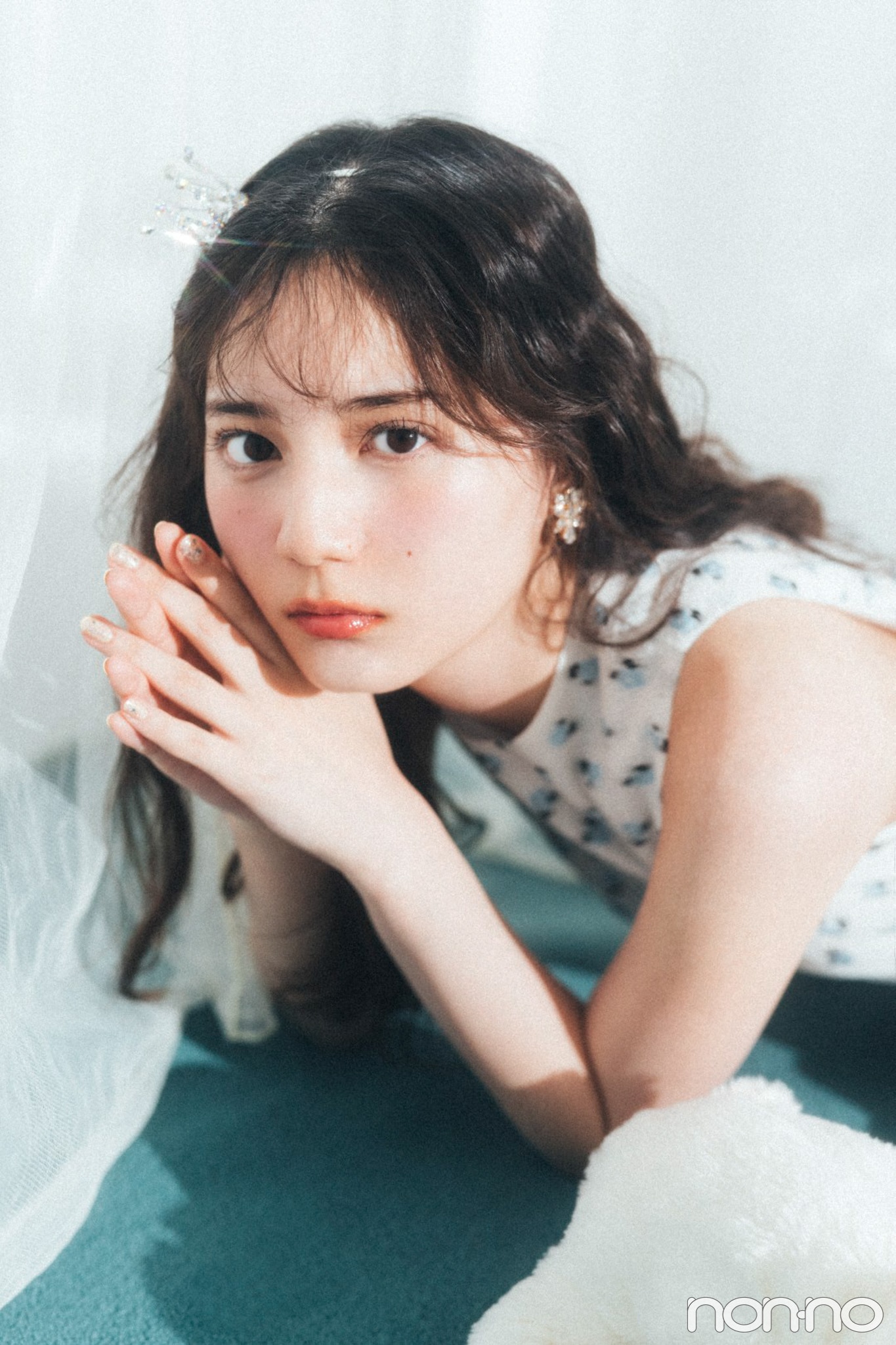 床に寝そべる小坂菜緒