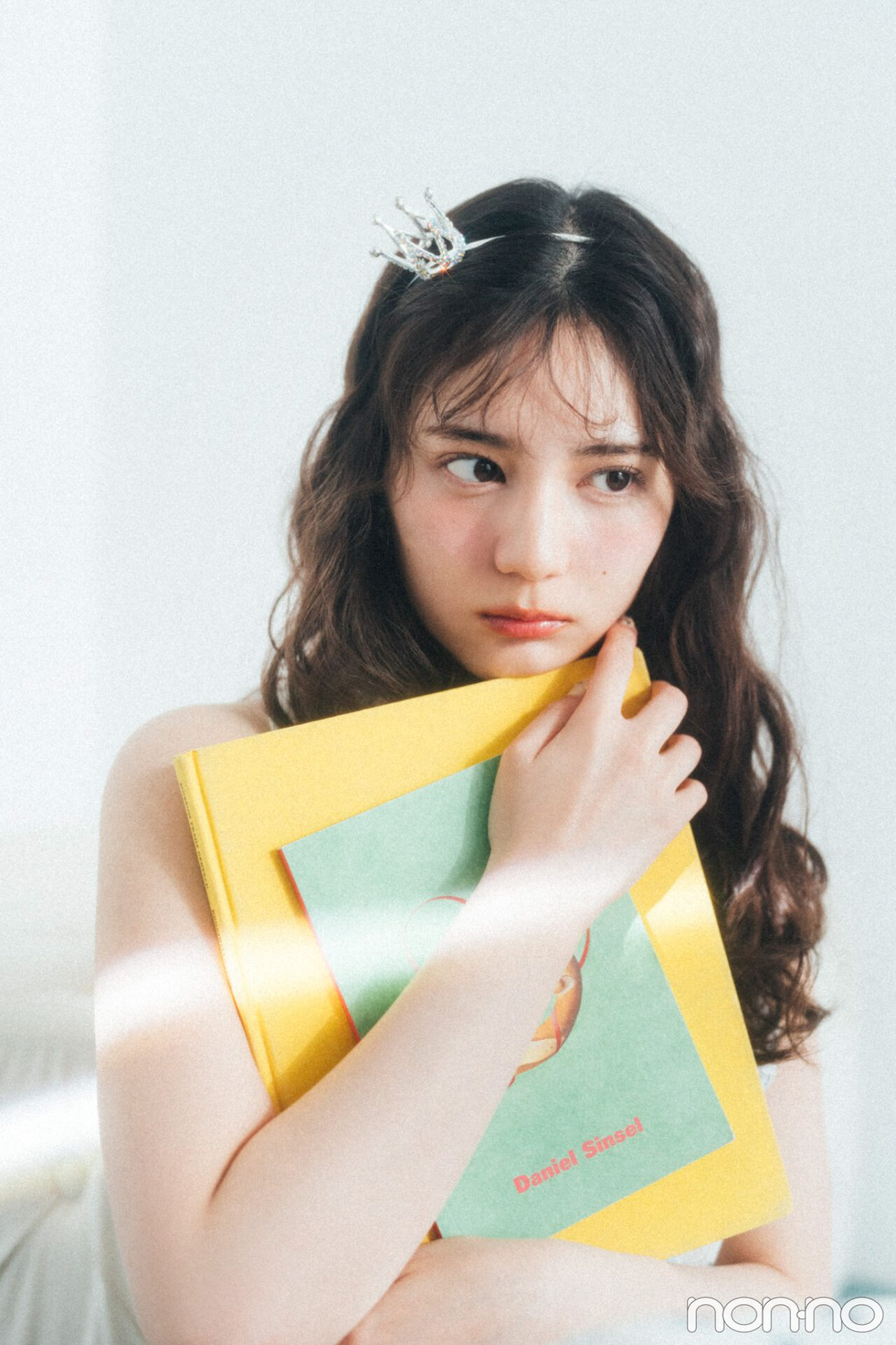 本を持っている小坂菜緒