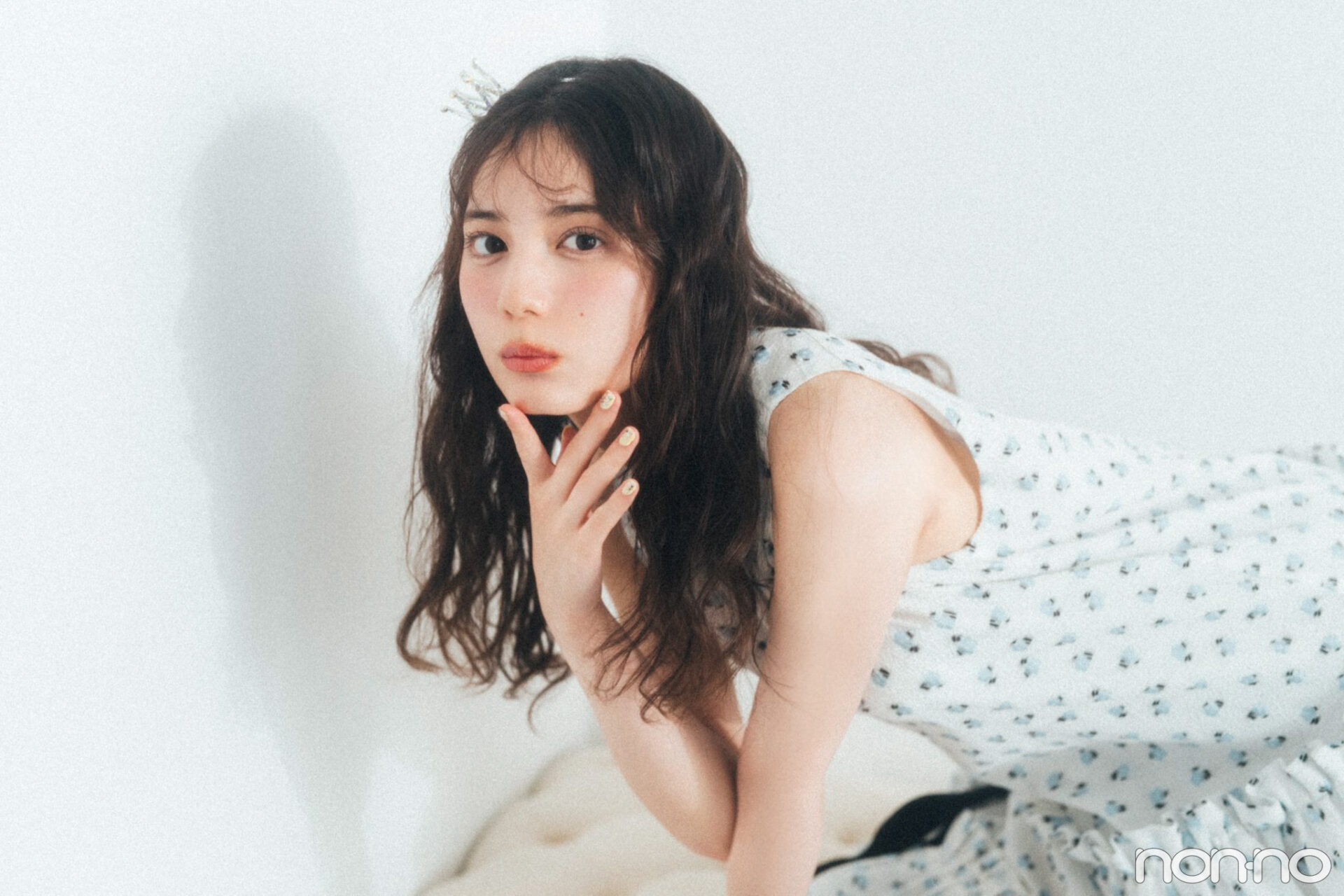 ソファに乗っている小坂菜緒