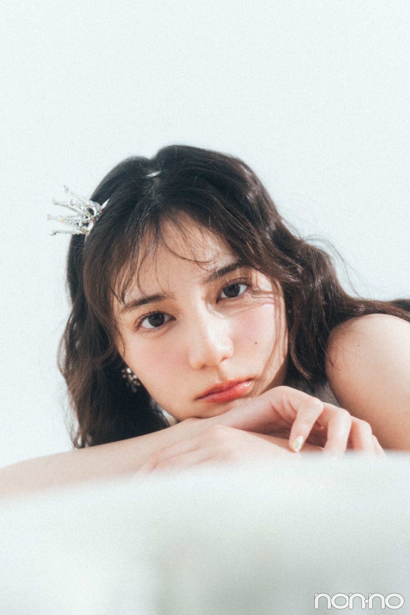 腕にあごを乗せている小坂菜緒