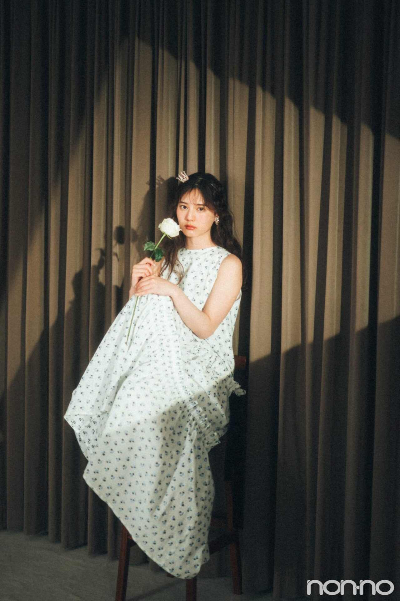 椅子に座っている小坂菜緒