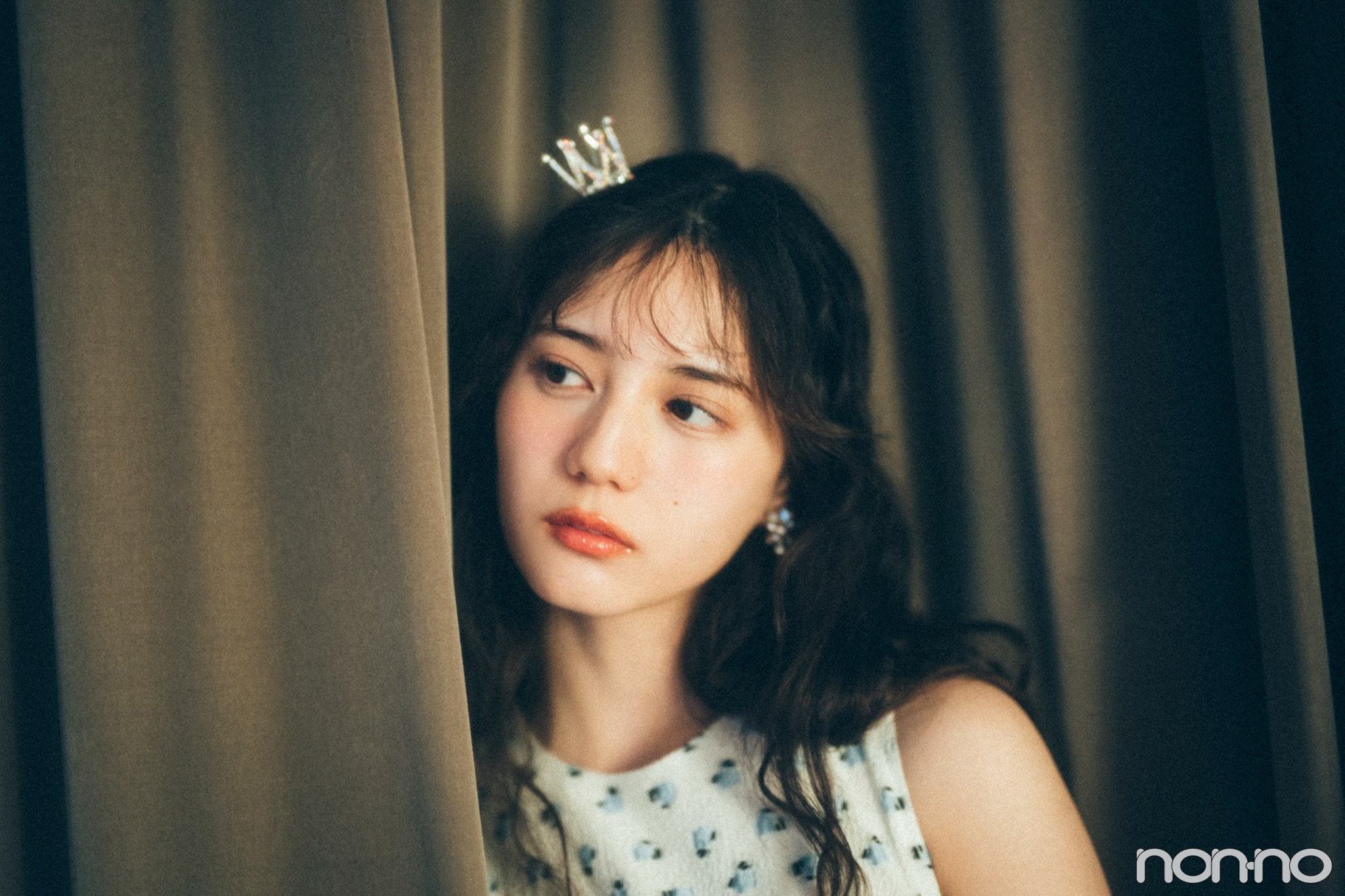 カーテンから顔をのぞかせた小坂菜緒