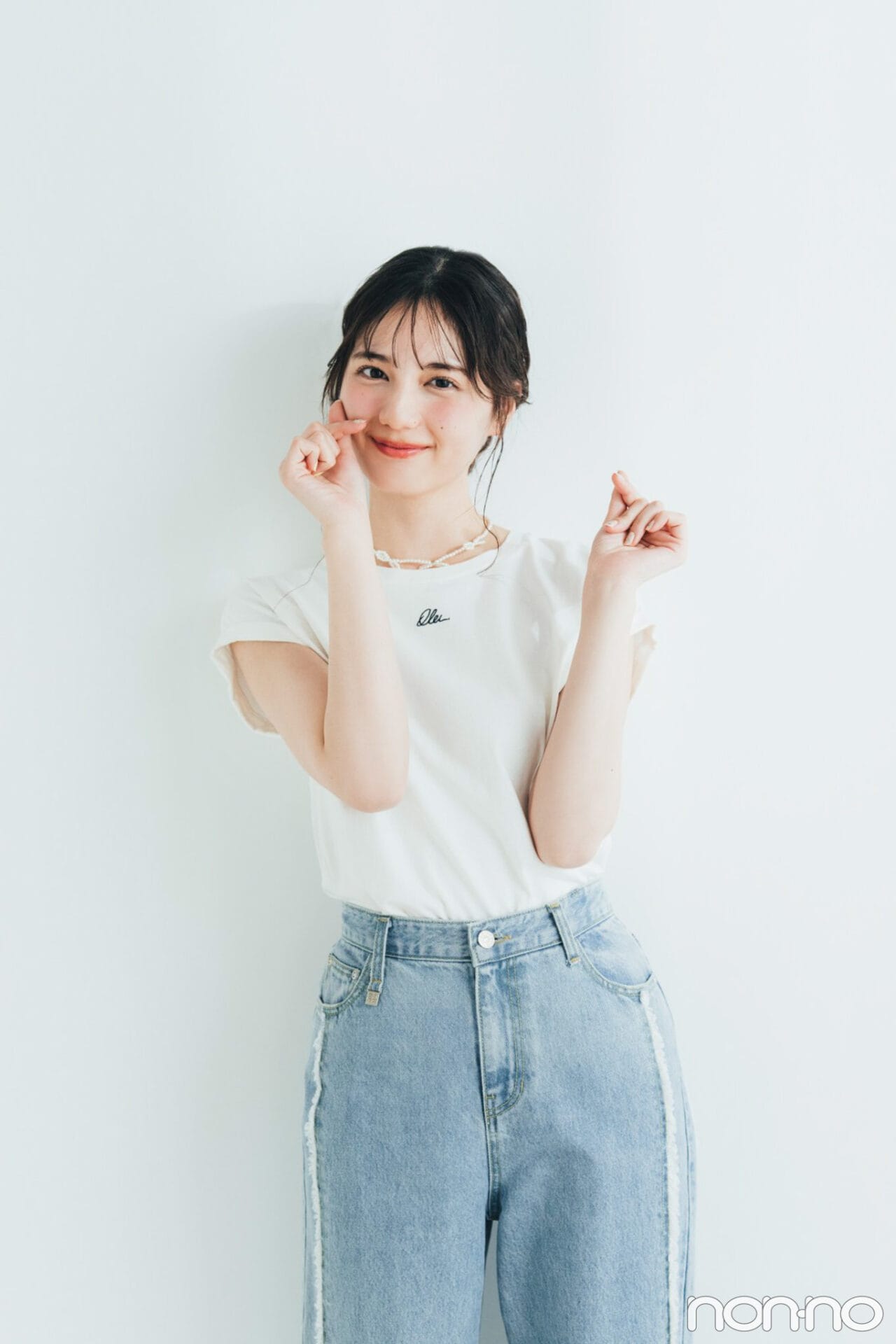 指ハートを作る小坂菜緒