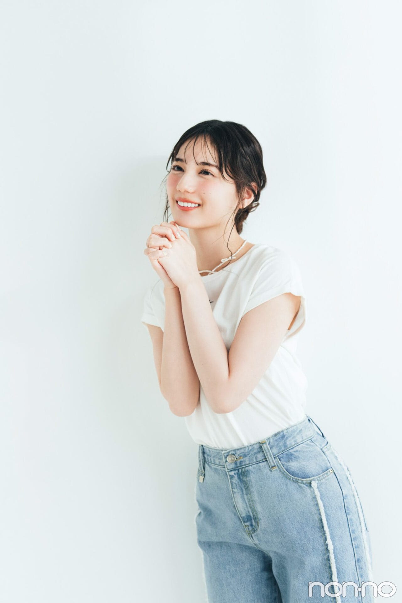 手を合わせている小坂菜緒