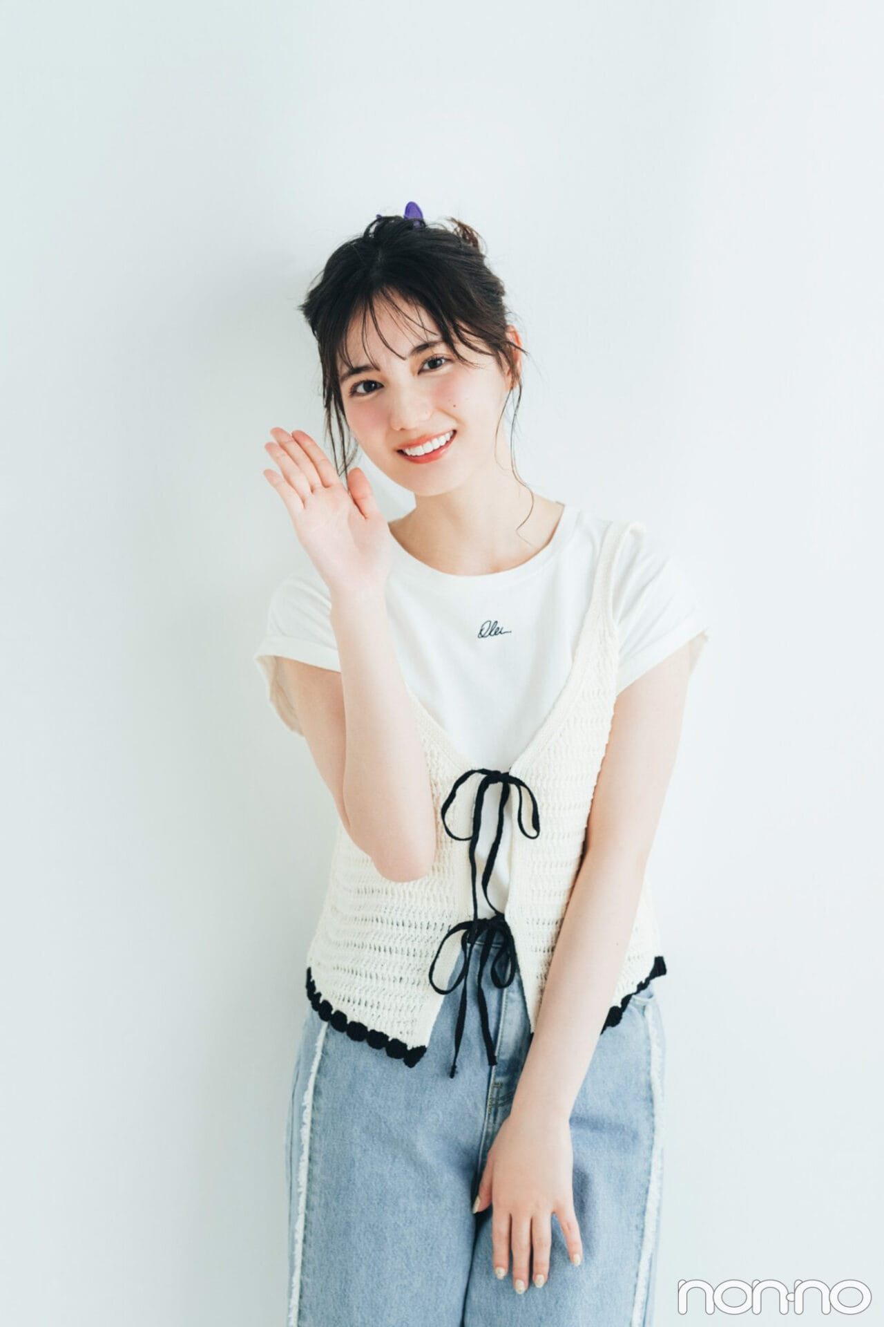 こちらに手を降っている小坂菜緒