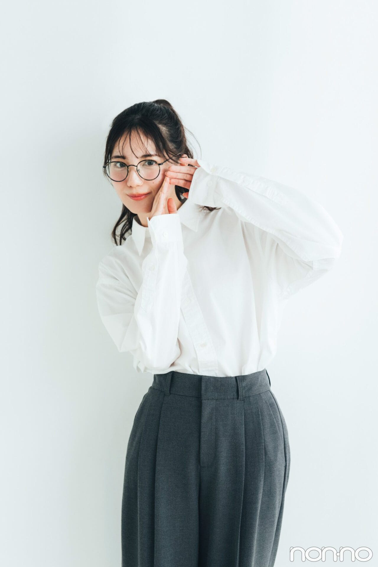 のぞいているポーズの小坂菜緒