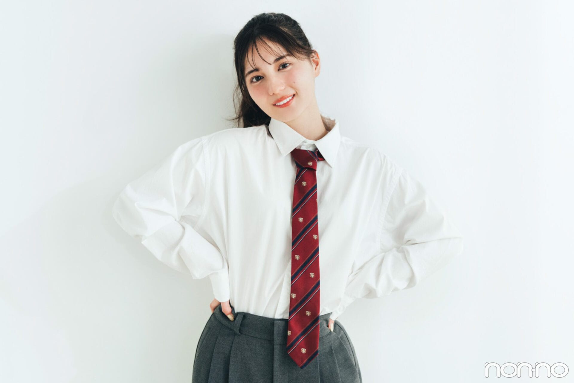 腰に手を当てて立っている小坂菜緒