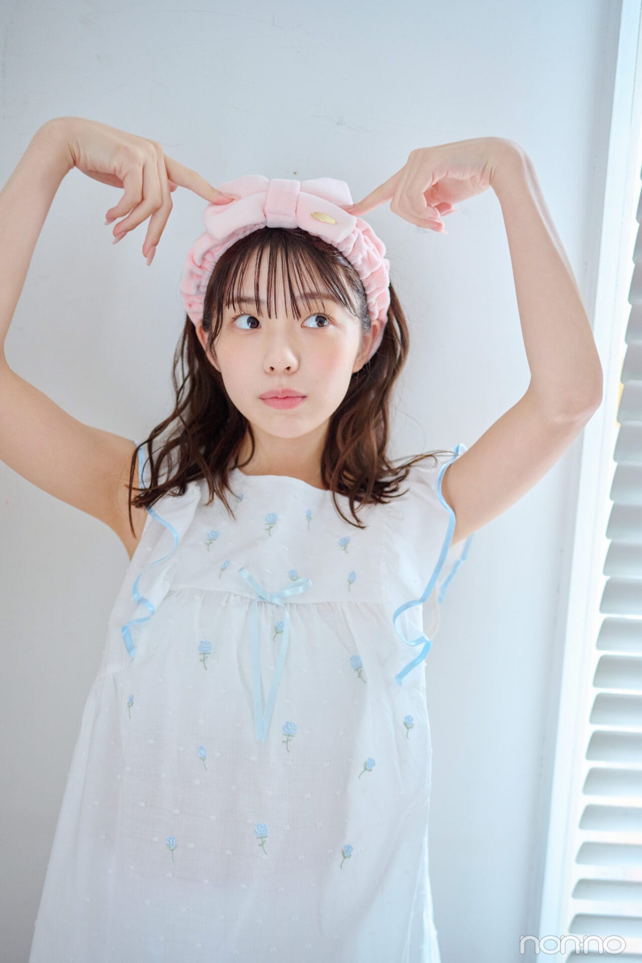 菊地姫奈の夏の肌見せルームウェア映えルームウェアの刺しゅうパジャマのアップ