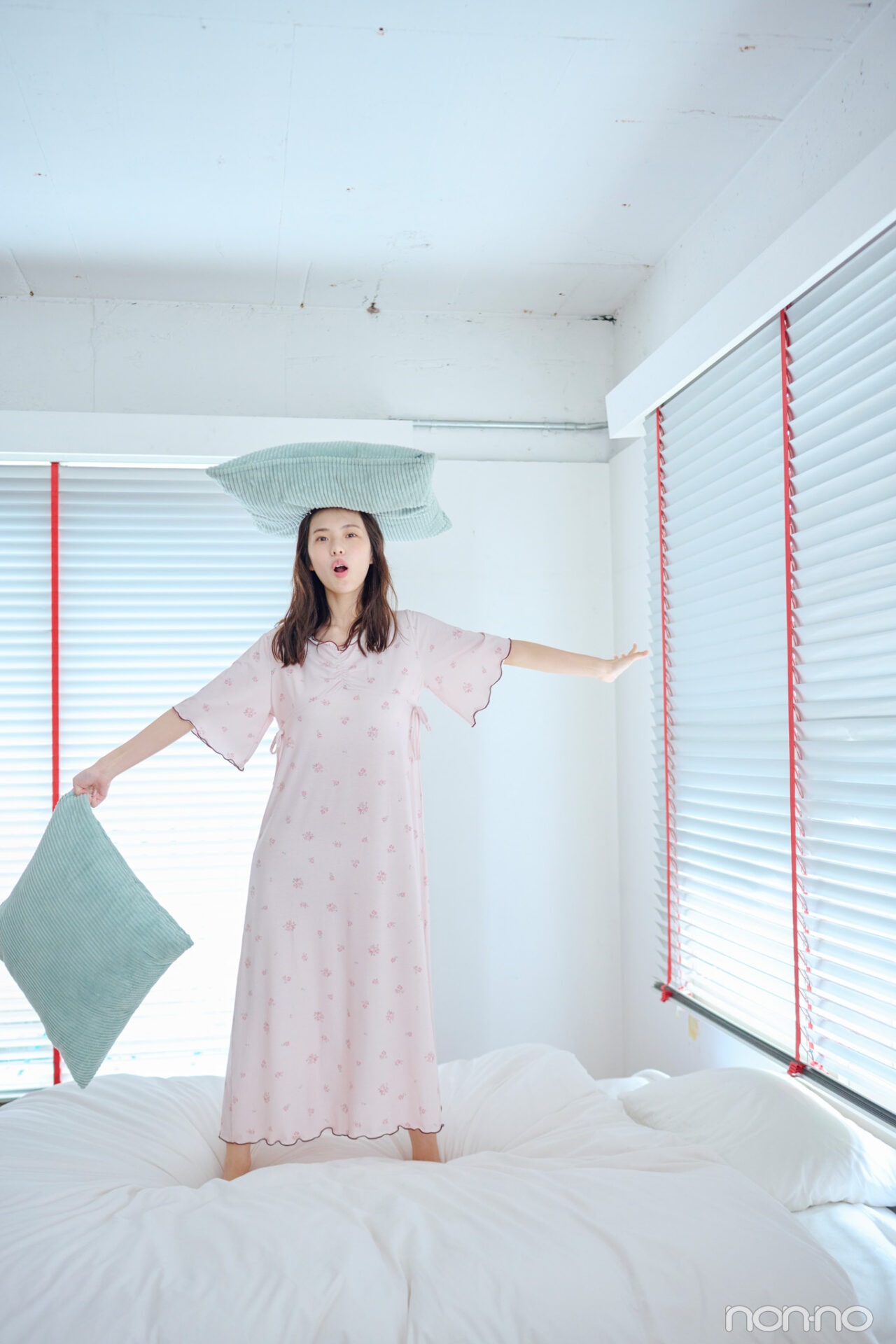 菊地姫奈の夏の肌見せルームウェア映えルームウェアの花柄ロングワンピ