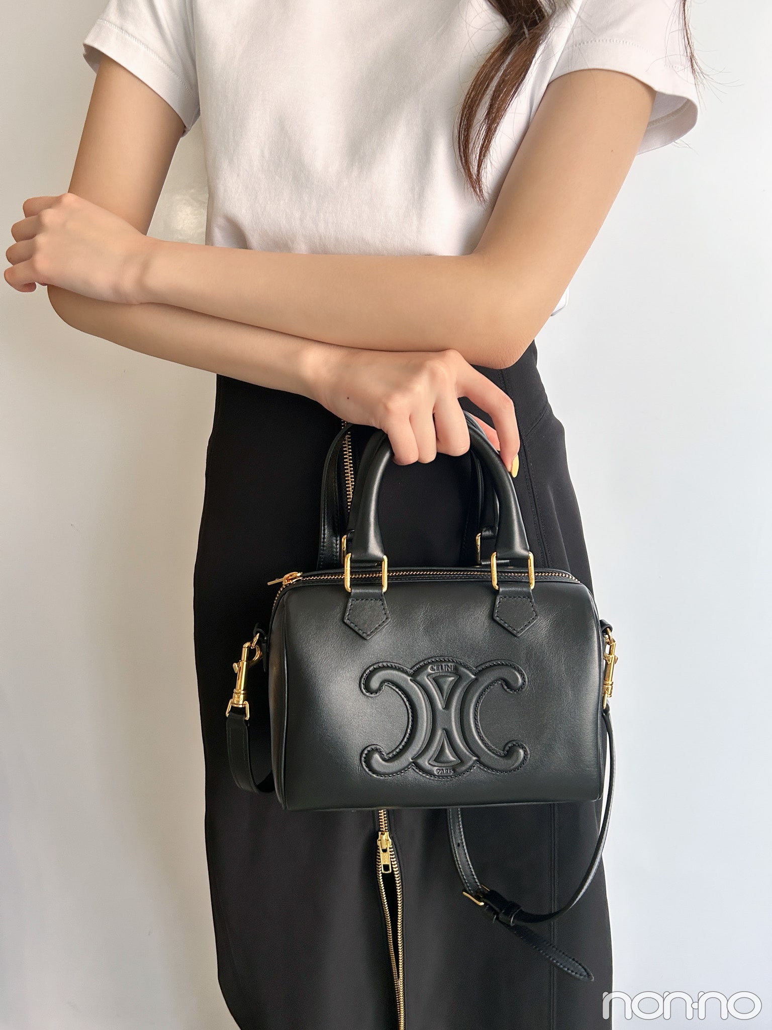 黒いバッグを持った加藤栞