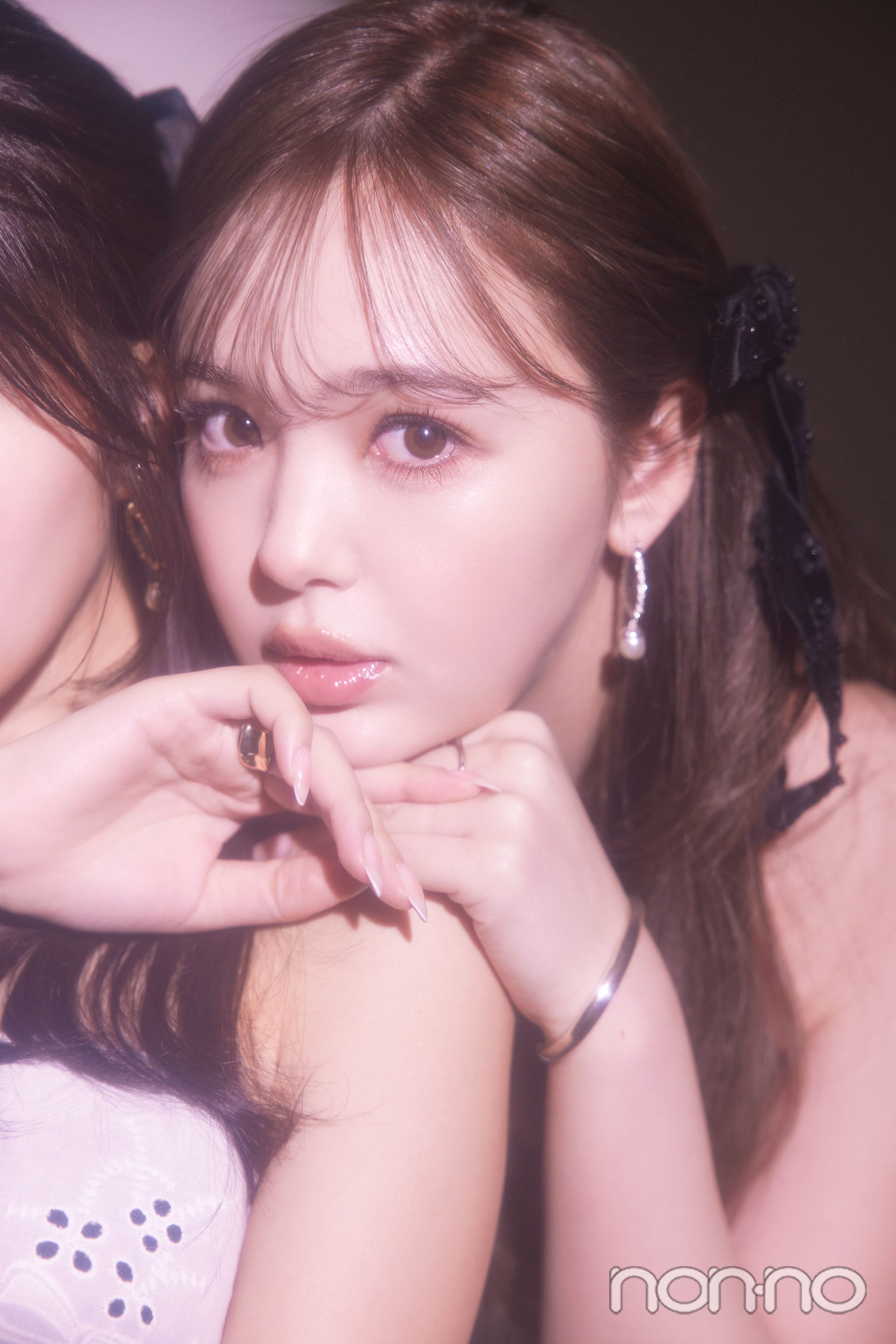 香音に腕を回す藤田ニコルの寄りカット