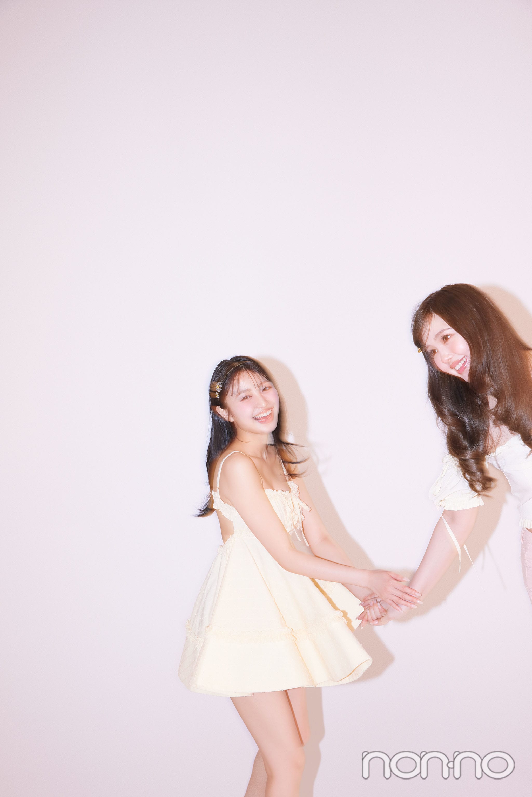 藤田ニコルの手を引く香音