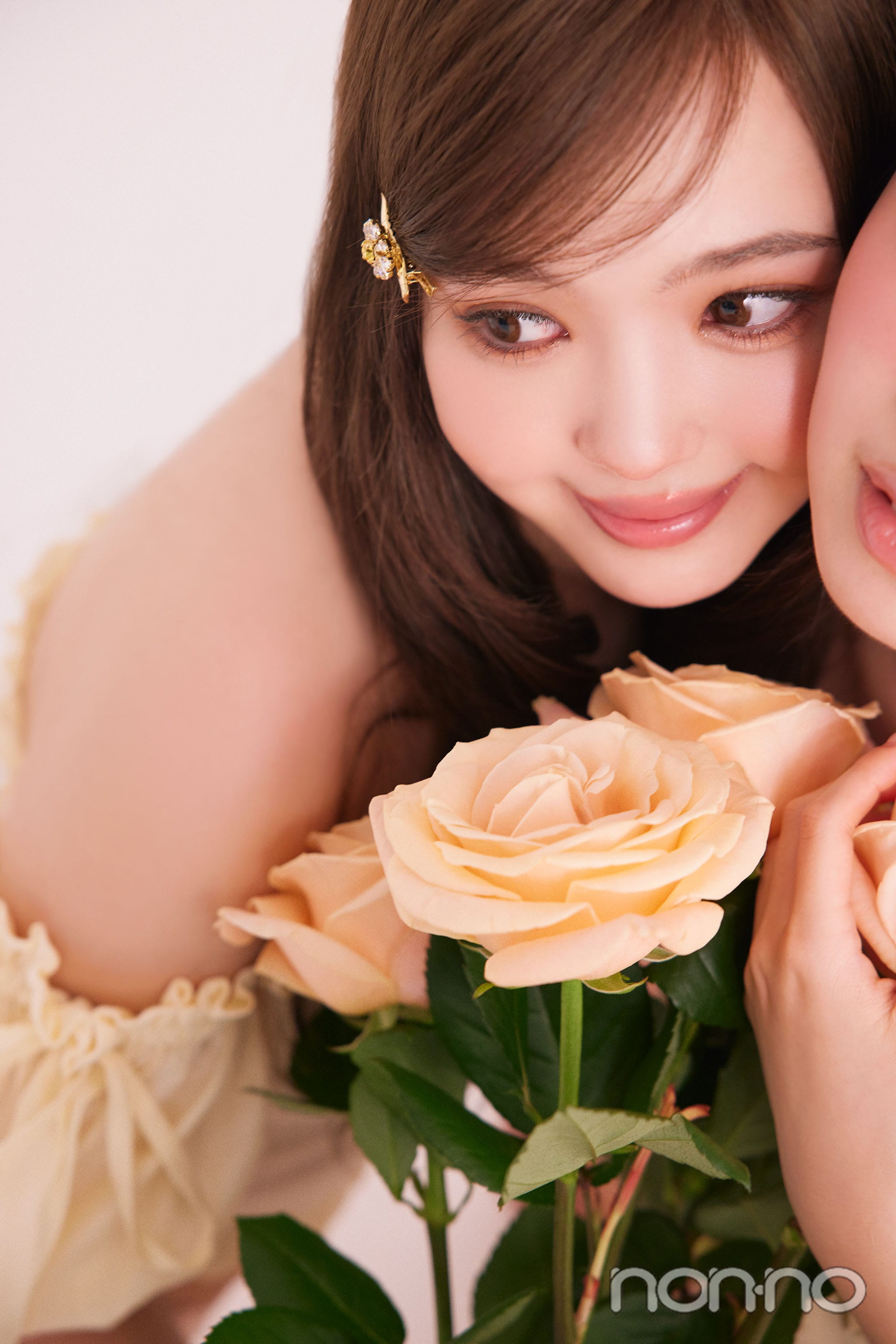 薔薇を持った藤田ニコルの寄りカット