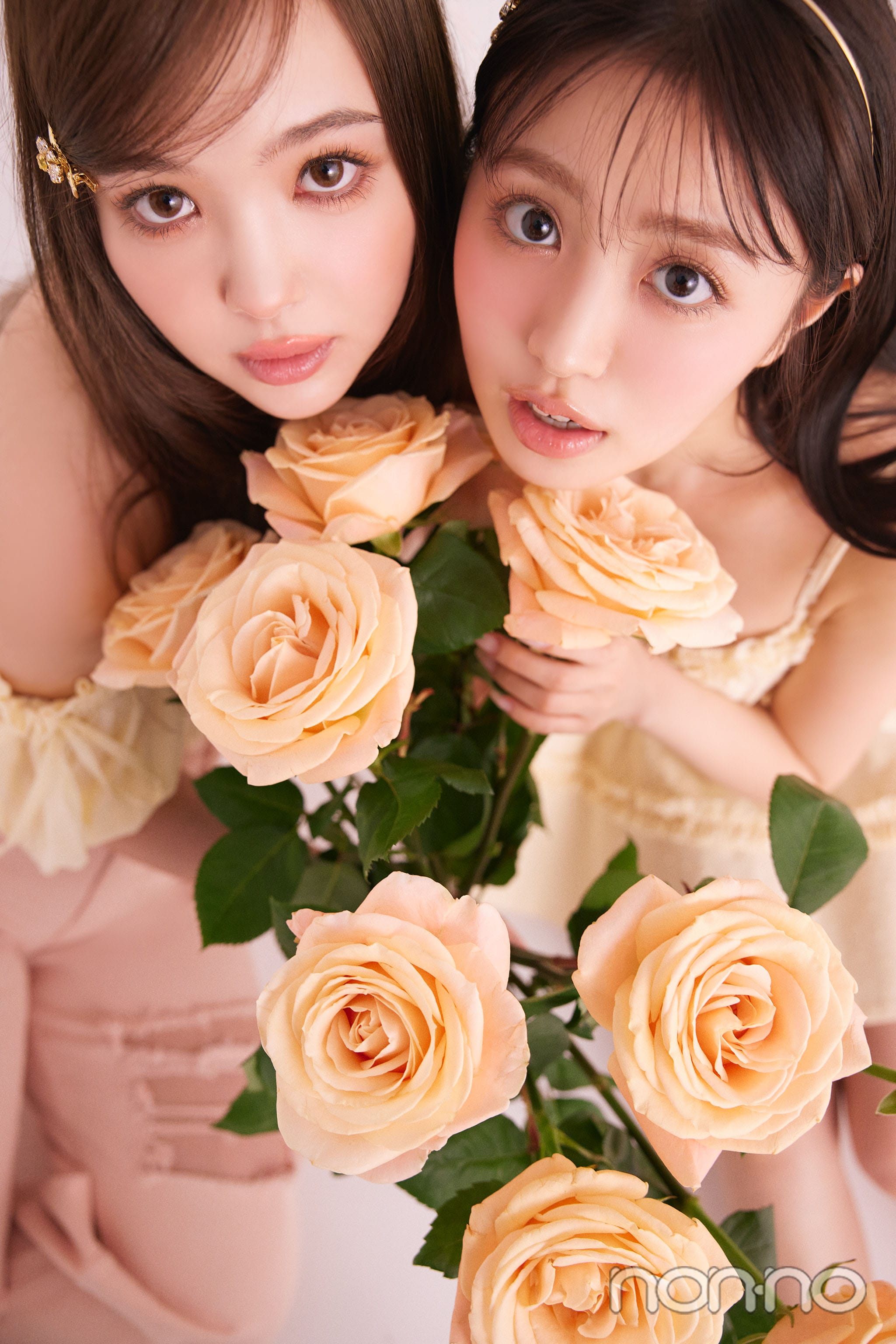 薔薇を持った藤田ニコルと香音の寄りカット