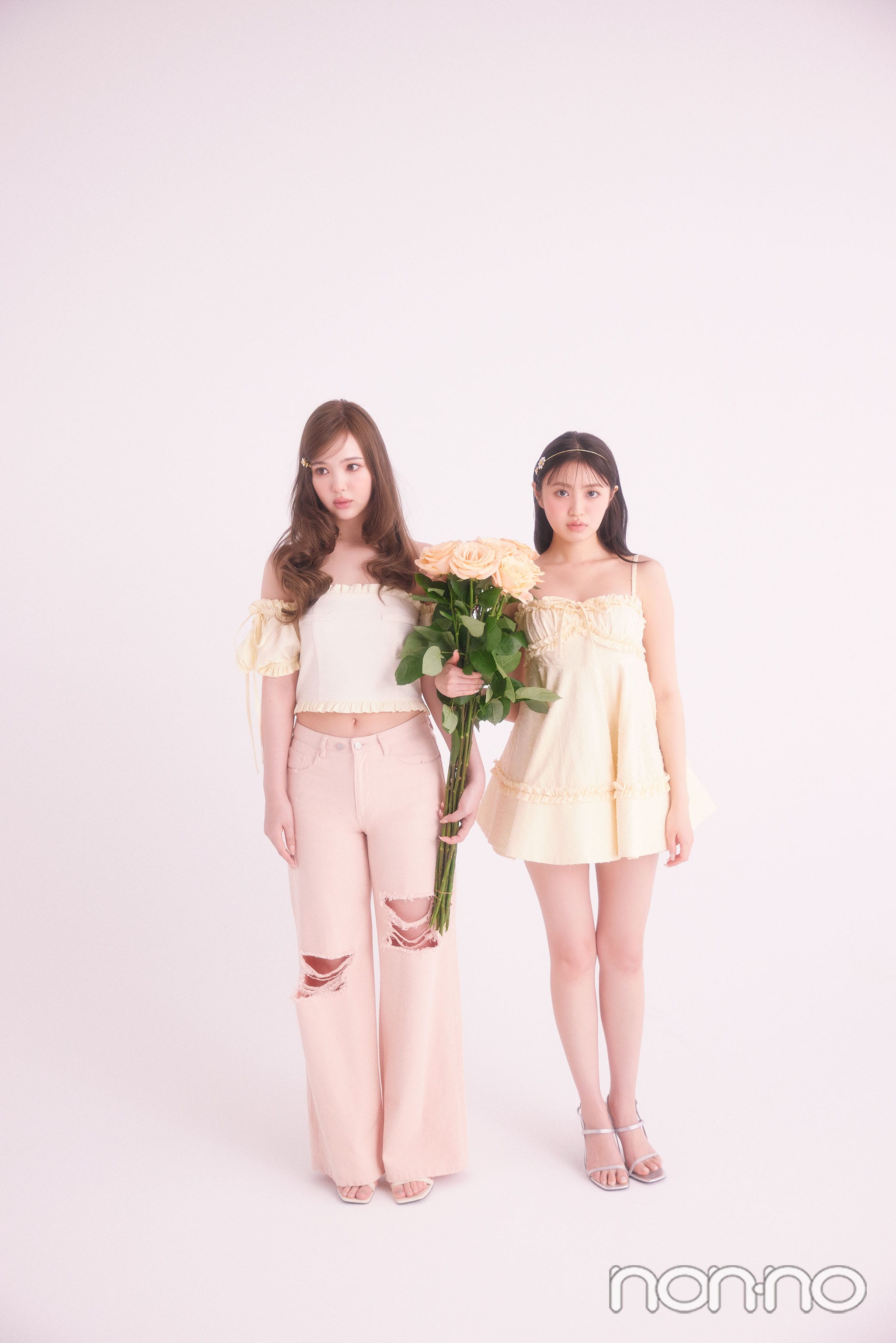 薔薇を持った藤田ニコルと香音の全身カット