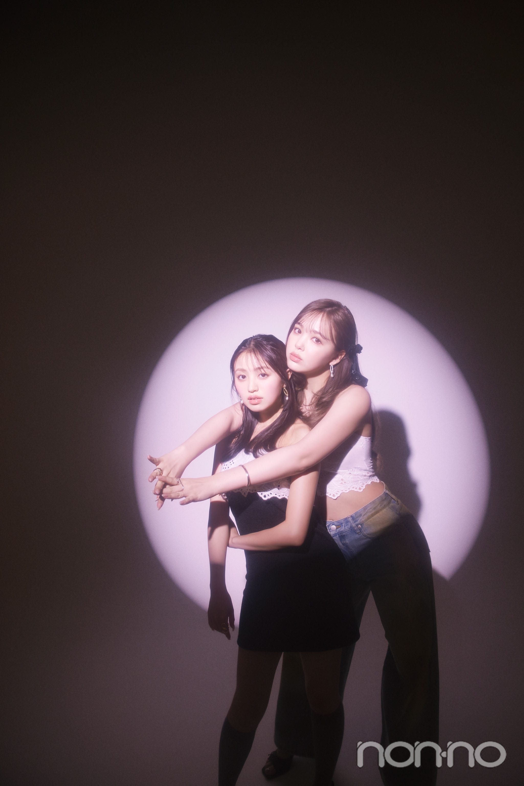 香音に腕を回す藤田ニコルと香音の全身カット