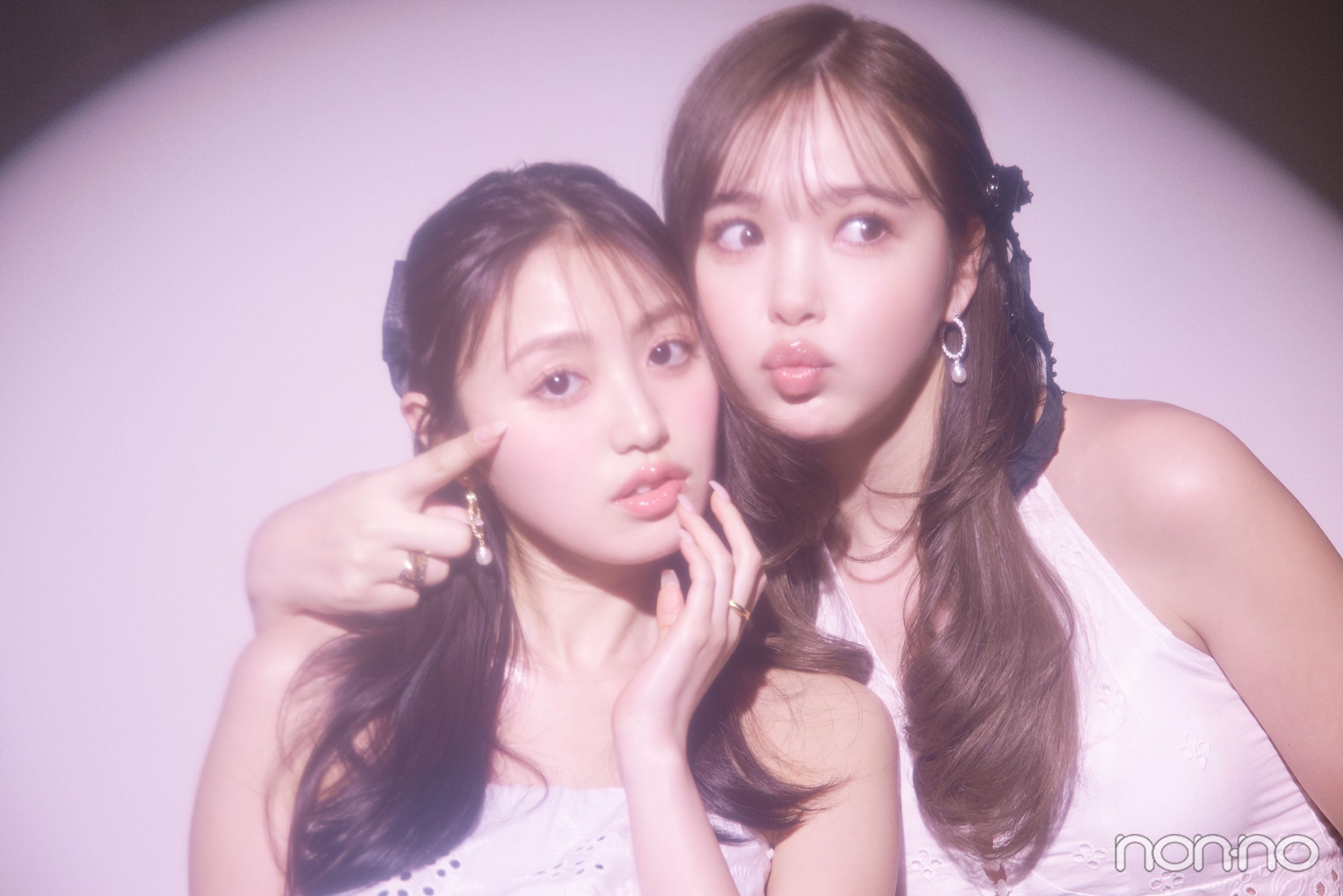 香音の頬に指をあてる藤田ニコル