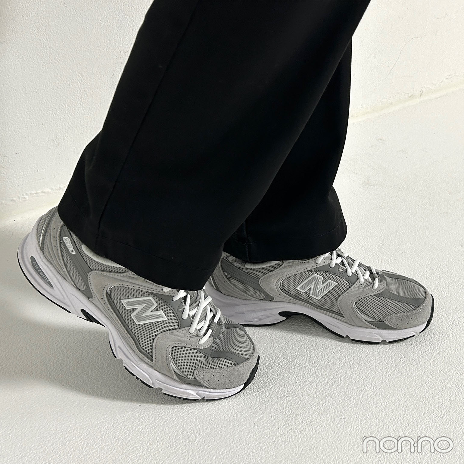村上なずなの私服のニューバランスの靴