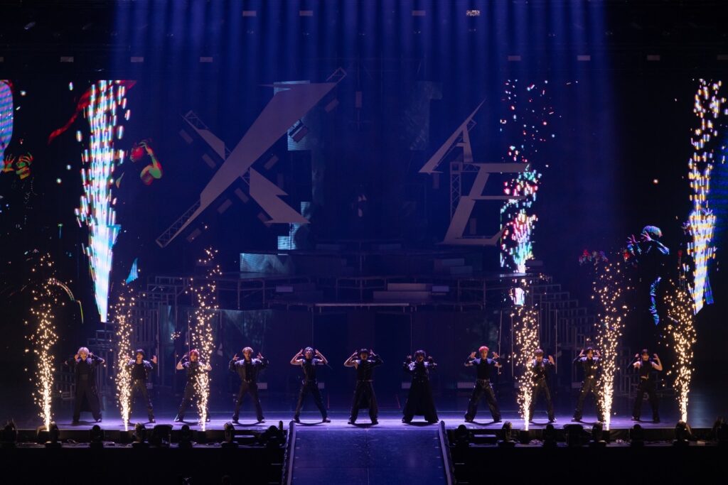 花火の中パフォーマンスをするINI