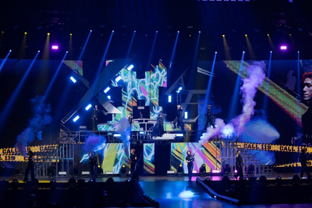 客席にスモークをまくINI