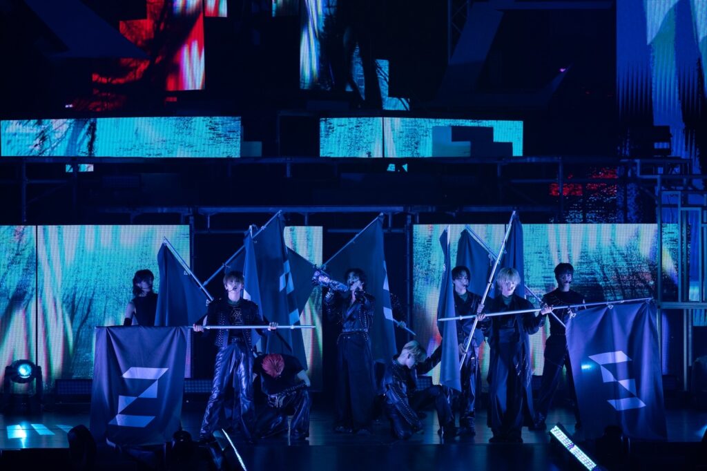 旗を持ってポーズを決めるINI