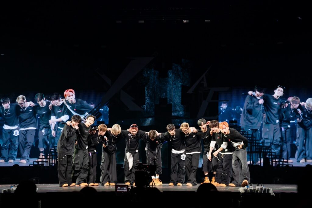 ステージで円陣を組むINI