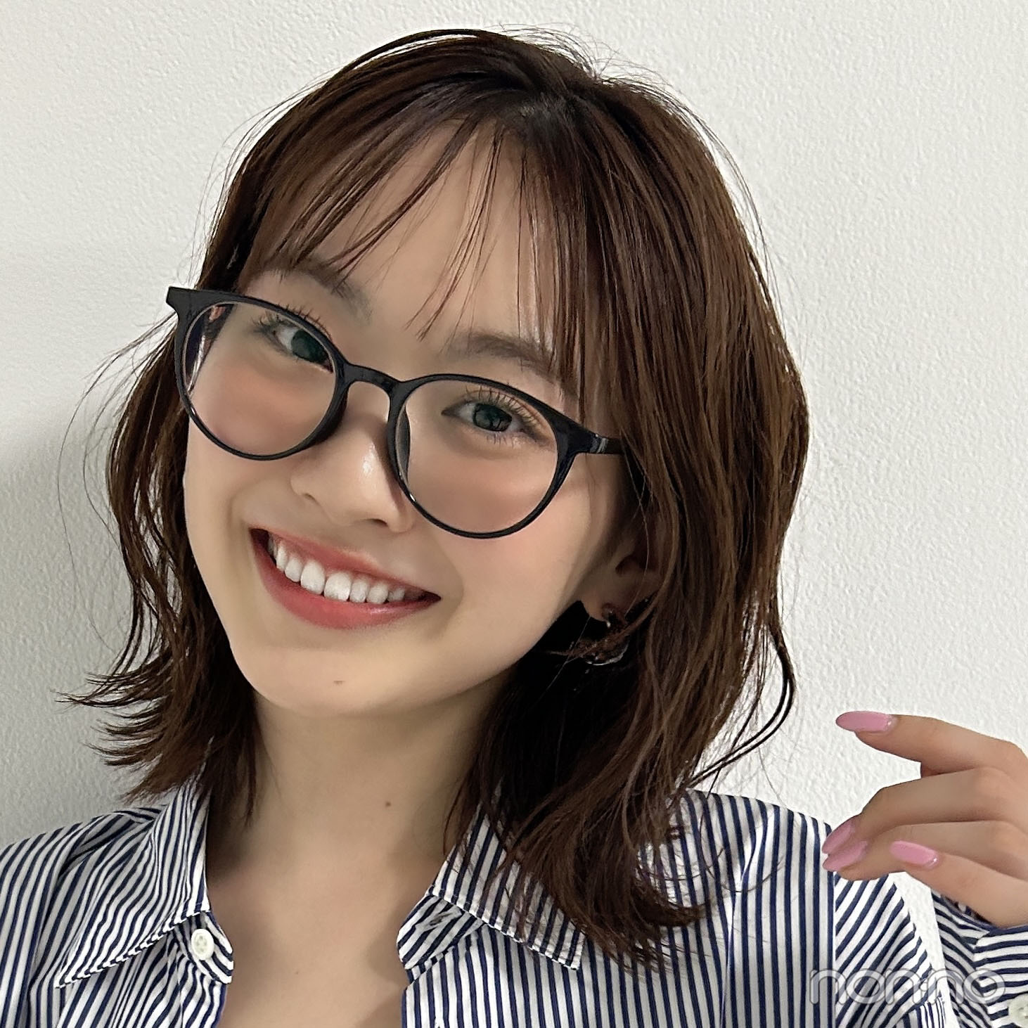 メガネをかけた村上なずなの寄りカット