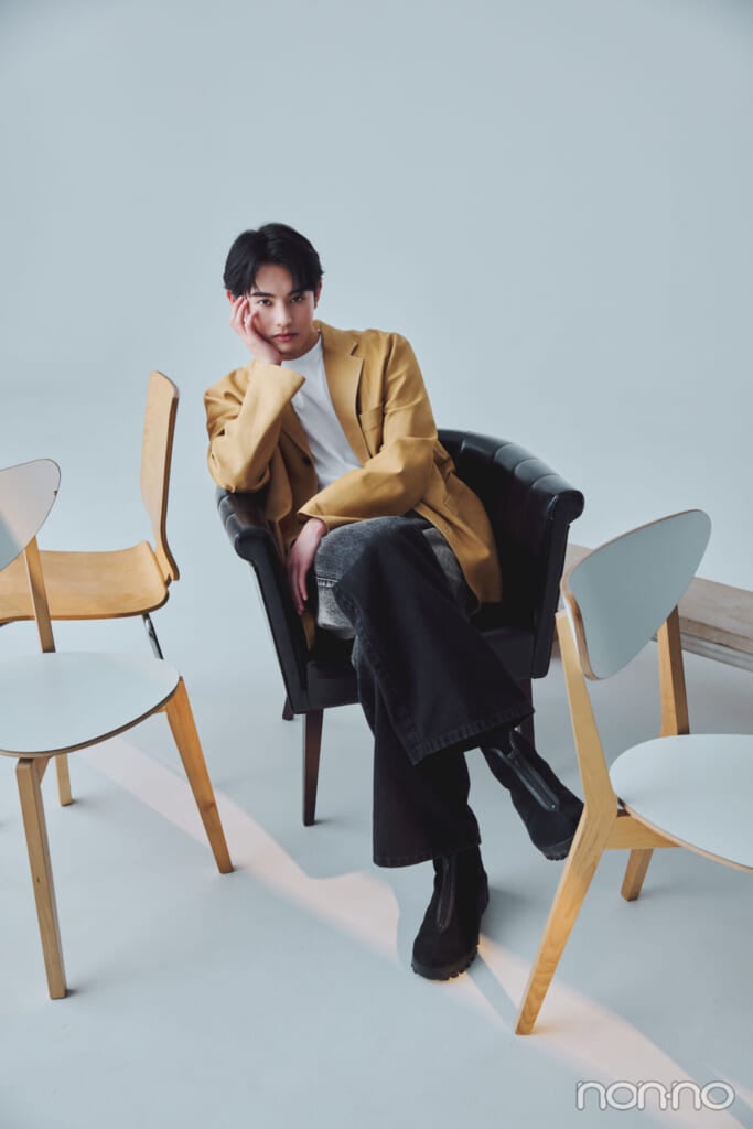 椅子に座り頬杖をつく前田拳太郎