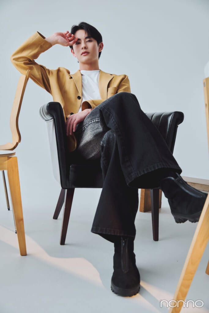 椅子に座り見下ろす前田拳太郎