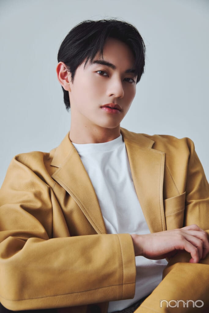 ジャケットを着た前田拳太郎の寄りカット