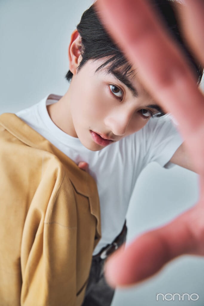 カメラに手を伸ばす前田拳太郎