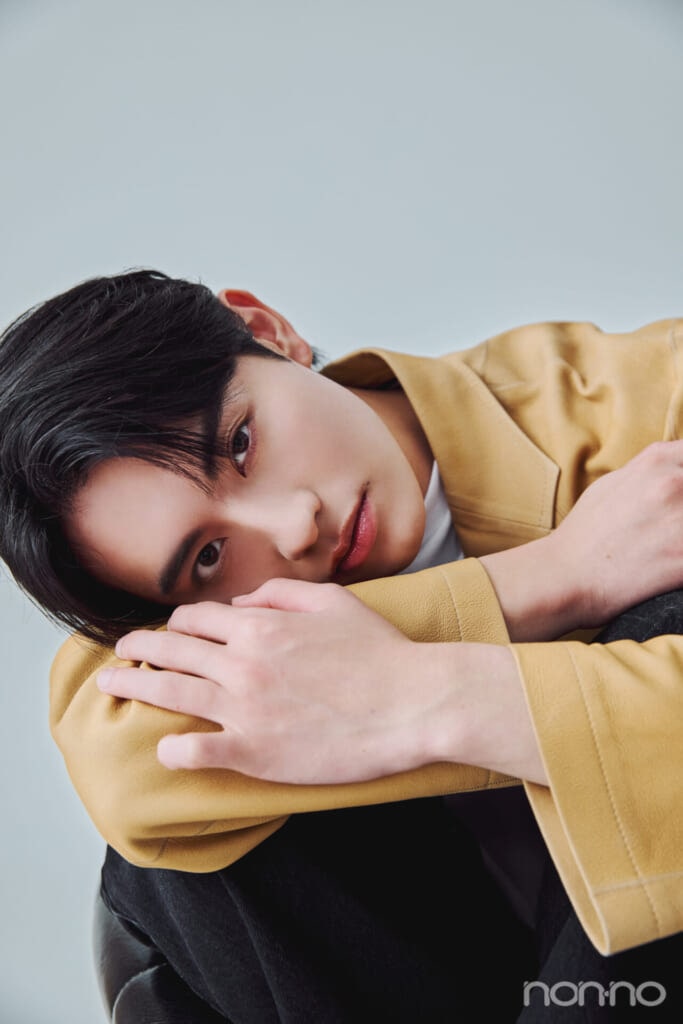 膝をかかえ首を傾ける前田拳太郎