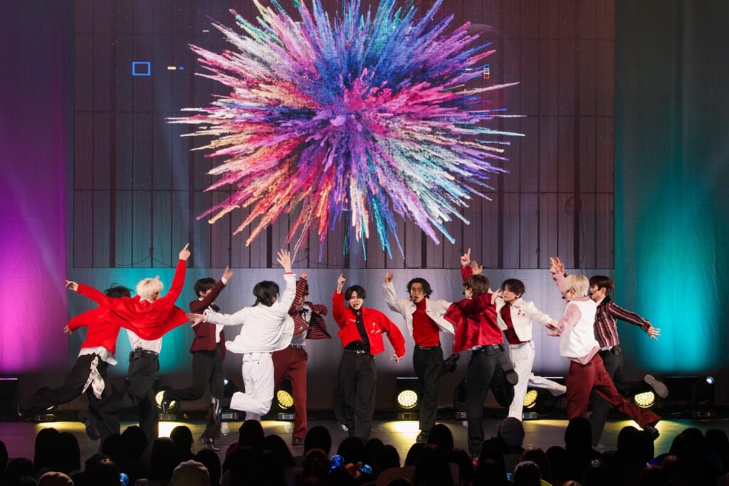 藤牧京介をセンターにパフォーマンスを披露するINI