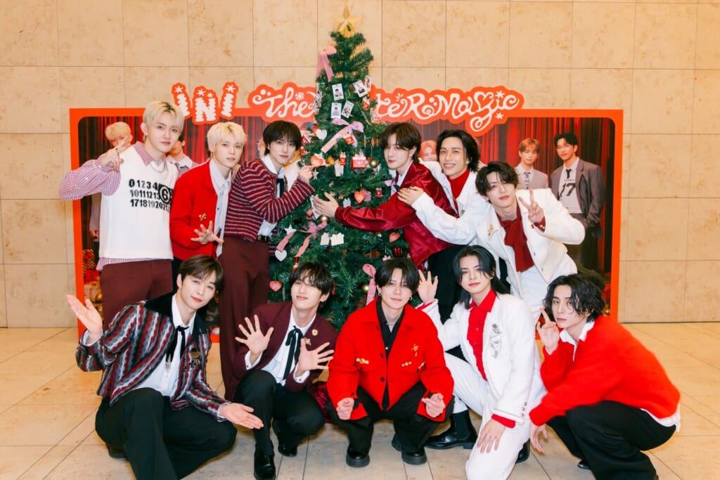 クリスマスツリーの前でのINIの集合写真