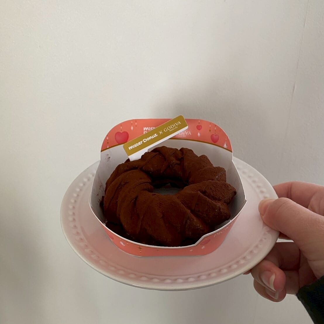 お皿に乗った生ショコラフレンチキャラメルプラリネ