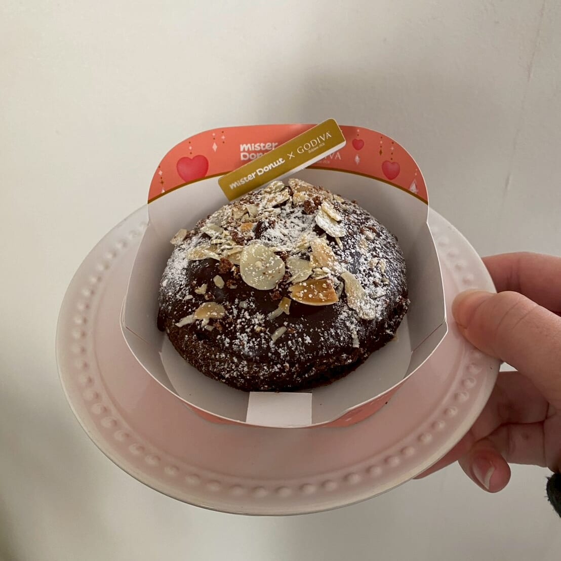 お皿に乗ったトリュフショコラドーナツプラリネ