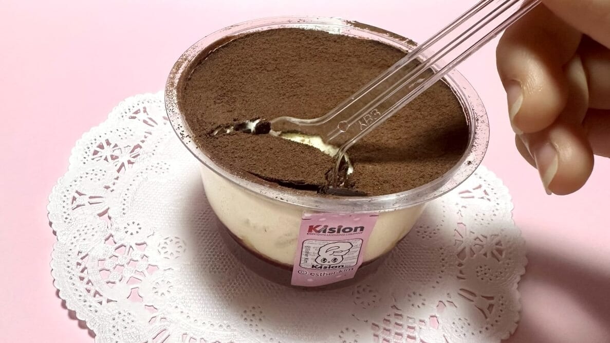 スプーンでチョコを割った様子