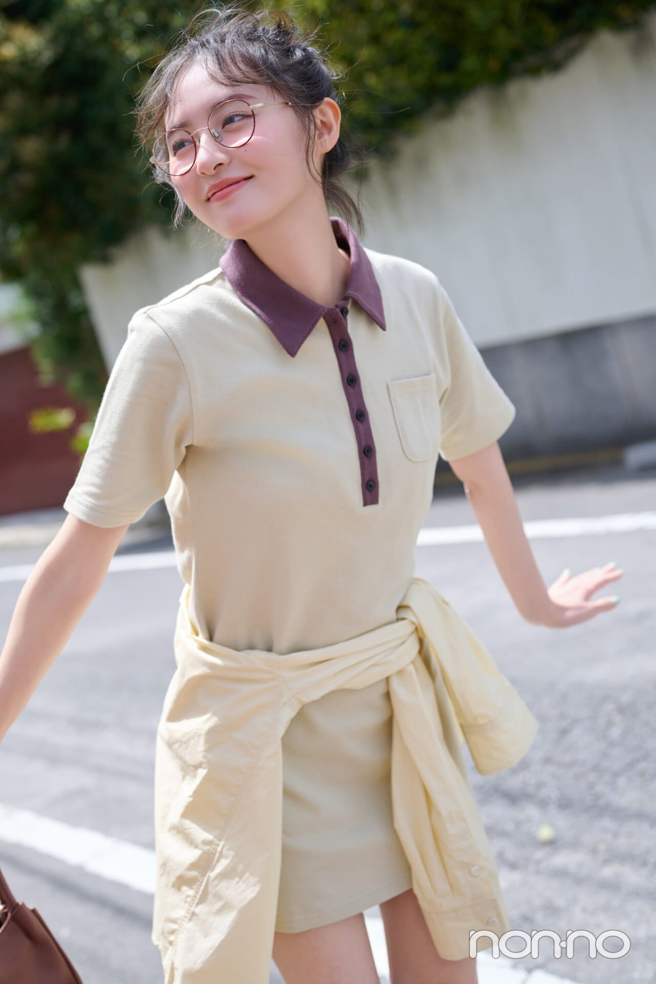 ポロ衿ワンピを着た遠藤さくら
