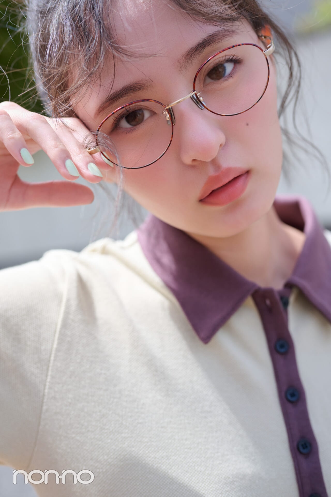 ポロ衿ワンピを着た遠藤さくらの寄りカット