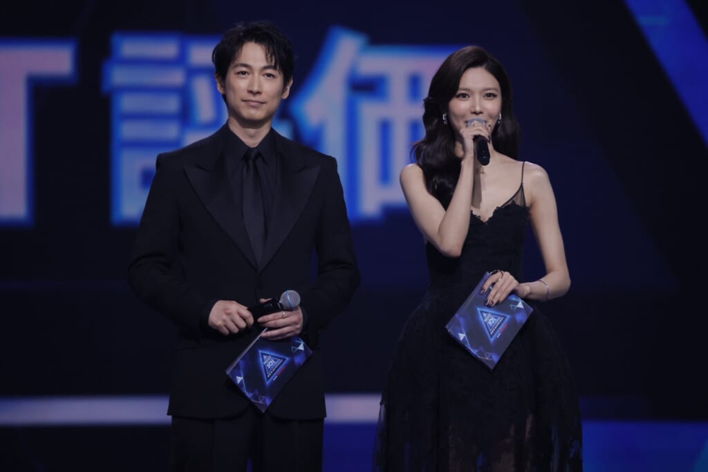 国民プロデューサー代表のディーン・フジオカとSEKAI プロデューサー代表の少女時代のスヨン