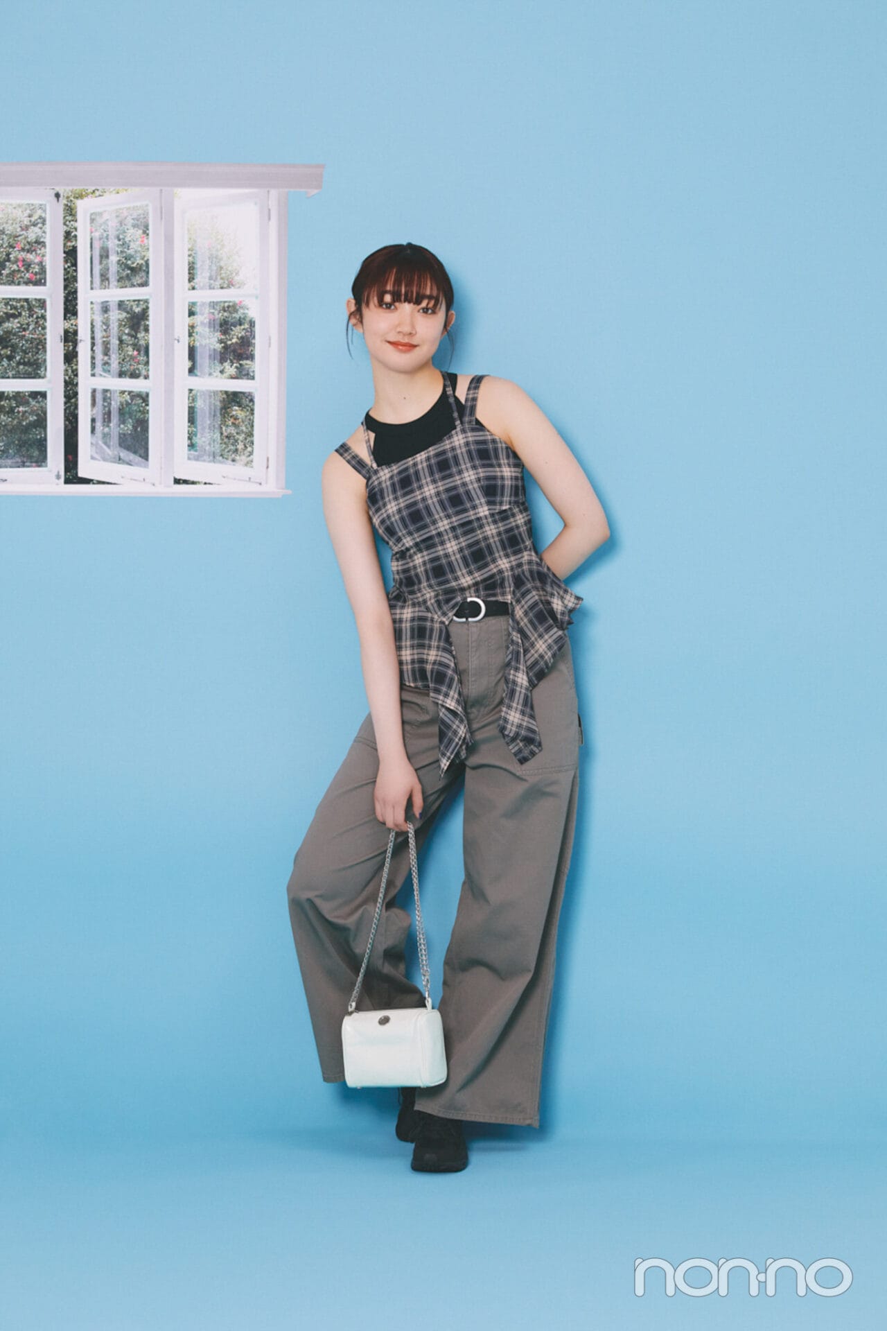 チェックのタンクトップを着た小宮山莉渚