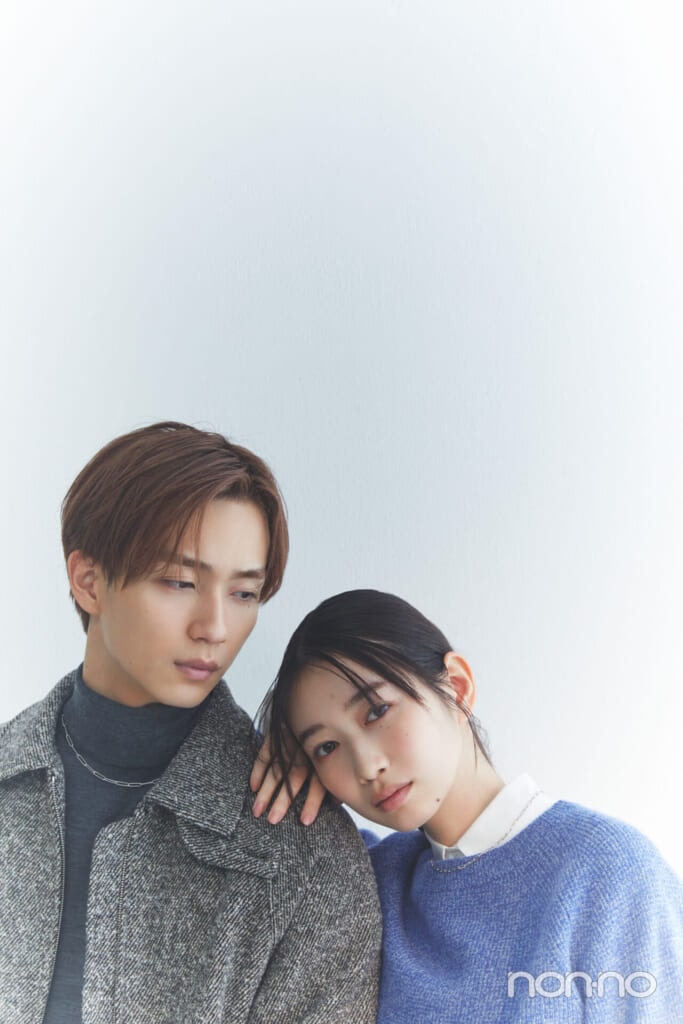 シンプル派カップルにおすすめのペアネックレスをつけた野村康太と岡本夏美