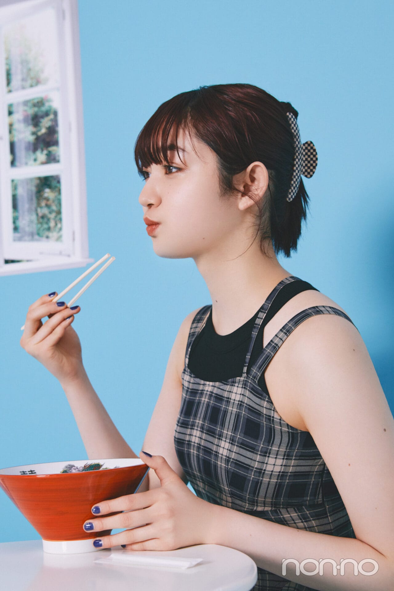 バンスクリップで髪をまとめた小宮山莉渚